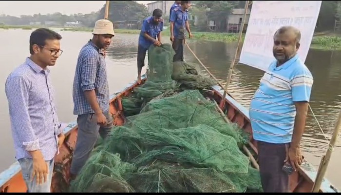 সিরাজদিখানে তিন লাখ সত্তর হাজার টাকার চায়না দুয়ারী জাল বিনষ্ট