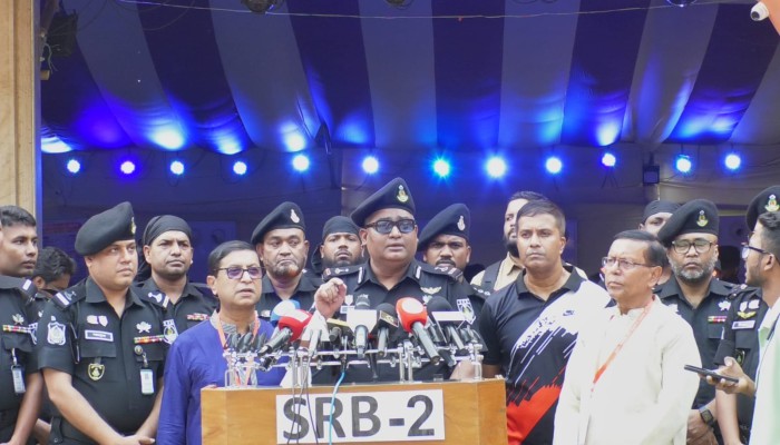 রাজধানীর কলাবাগান থানাধীন ধানমন্ডি সার্বজনীন পূজা মন্ডপ, কলাবাগান ক্রীড়াচক্র মাঠ এলাকায় পূজা মন্ডপ পরিদর্শন শেষে নিরাপত্তা সংক্রান্ত ব্রিফিং করেছেন অধিনায়ক এসআরবি-২