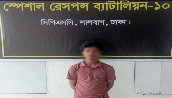 রাজধানীর বাবুবাজারে বেপরোয়াভাবে অটোরিক্সা চালিয়ে পথচারী হ'ত্যা'র ঘটনায় ঘা'ত'ক চালক রনি(১৮)’কে লালবাগ থেকে গ্রে'ফ'তা'র করেছে এসআরবি-১০