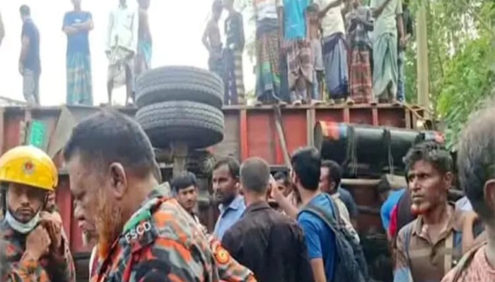 কুড়িগ্রামে দুর্ঘটনায় স্ত্রী ও দুই সন্তানকে হারিয়ে পাগলপ্রায় শিক্ষক