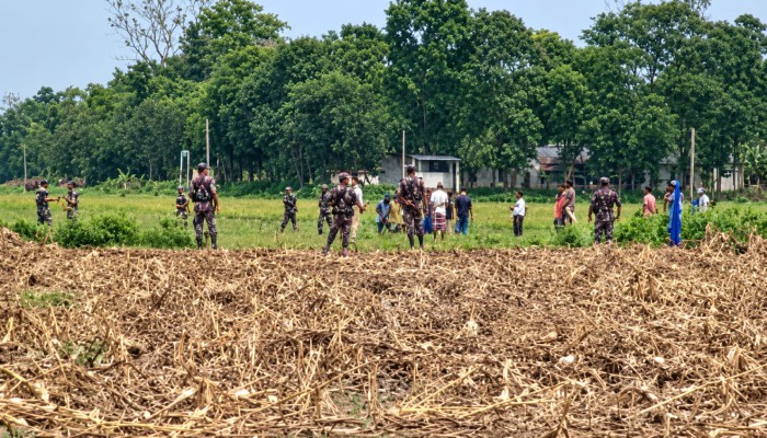 লালমনিরহাট সী'মা'ন্তে নারী-শিশুসহ ১২ জনকে পুশইনের চেষ্টা, বিজিবির বাধা