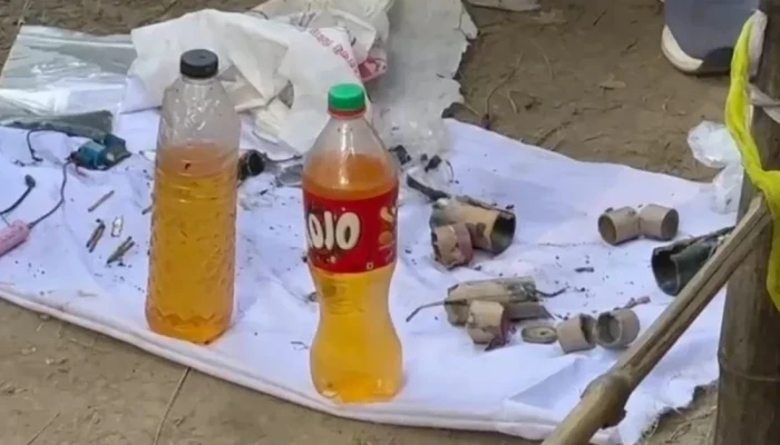 কুষ্টিয়ায় লালন আখড়ার ফটকের কাছে বো'মাসদৃশ বস্তু উ'দ্ধা'র