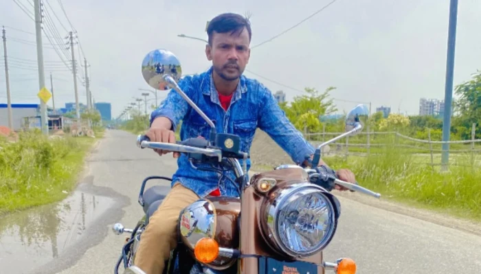 সাবেক স্ত্রীর বি'রুদ্ধে চাঁ'দাবা'জির মা'মলা করলেন হিরো আলম