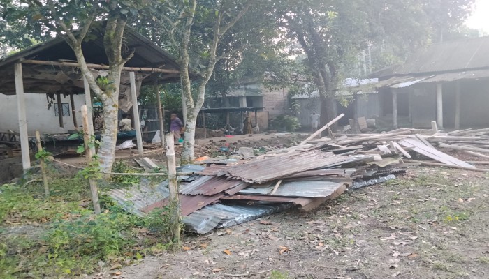কেন্দুয়ায় জমি নিয়ে বি'রো'ধ, বসতঘর ভা'ঙ'চু'রে'র অ'ভি'যো'গ