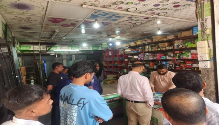 সুপার বোর্ডের ন'কল স্টিকার লাগিয়ে জা'লিয়াতি: ডিলার আনোয়ার হোসেনকে জ'রিমানা করল ভ্রাম্যমাণ আদালত