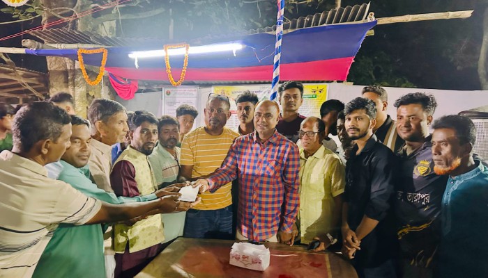 সান্তাহারে পূজামণ্ডপ পরিদর্শন ও আর্থিক সহায়তা দিলেন বিএনপি নেতা টিকন