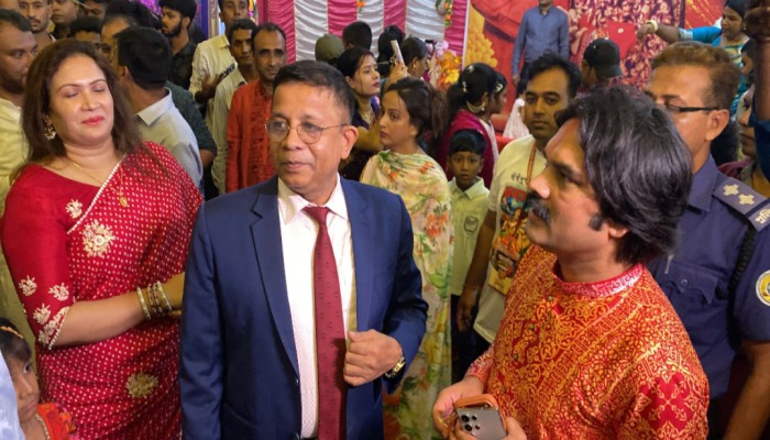 দেশ আপনাদেরও, এখানেই ভালো থাকবেন’—সনাতন ধর্মাবলম্বীদের বললেন বিভাগীয় কমিশনার