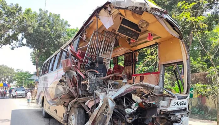 নাটোরে ১২ প্রাণহা'নি, বাস ও ট্রাকের অ'জ্ঞাতনামা চালকদের বি'রুদ্ধে মা'মলা