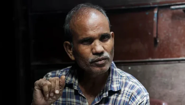 ভোটার তালিকায় ‘মৃ'ত’, নাম ফেরাতে ল'ড়ছে'ন তিনি