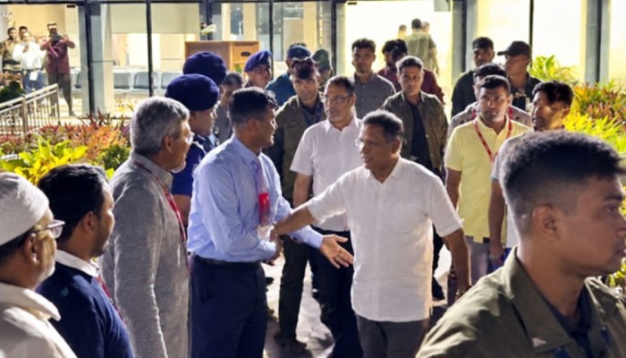 প্রটোকল ভে'ঙে প্রধানমন্ত্রীকে জড়িয়ে ধরতে গিয়ে ওএসডি হয়েছেন রাজশাহীর বিভাগীয় কমিশনার!