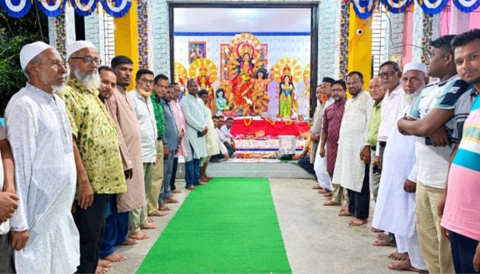জুড়ীতে সম্প্রীতির অনন্য দৃষ্টান্ত ভূয়াই বাজার, পাশাপাশি মসজিদ ও দুর্গামণ্ডপ মুসল্লিদের নামাজ, একই আঙিনায় সনাতন ধর্মাবলম্বীদের পূজার্চনা