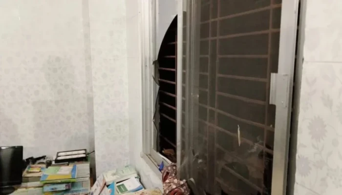 সাভারে শিক্ষার্থীকে একাধিকবার ধ'র্ষ'ণের অভিযোগ, মাদ্রাসা ও শিক্ষকের বাড়িতে ভা'ঙ'চু'র