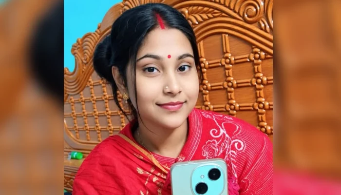 বিজয়ার আনন্দে মুহূর্তেই বি'ষা'দ, প্রতিমায় সিঁদুর দিতে গিয়ে গৃহবধূর মৃ'ত্যু