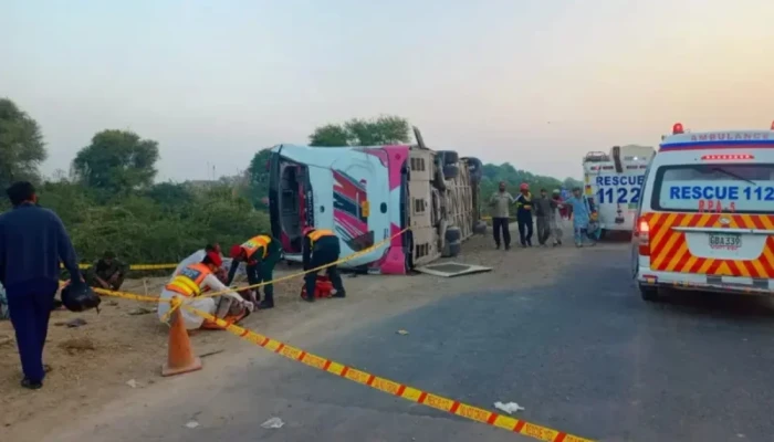 পাকিস্তানে যাত্রীবাহী বাস উল্টে নি'হ'ত ১০, আ'হ'ত ৪৪