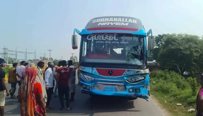 সেলফি বাসের ধাক্কায় অটোরিকশার দুই যাত্রী নিহত, তিন ঘণ্টা মহাসড়ক অবরোধ