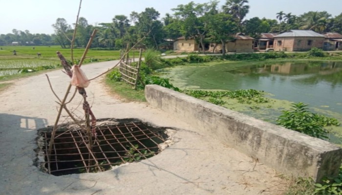 আশ্বাসেই পার ৭ মাস-হোসেনগাঁওয়ে ভাঙা সেতুতে ঝুলছে লাল কাপড় বাড়ছে দূর্ঘটনার ঝুঁকি
