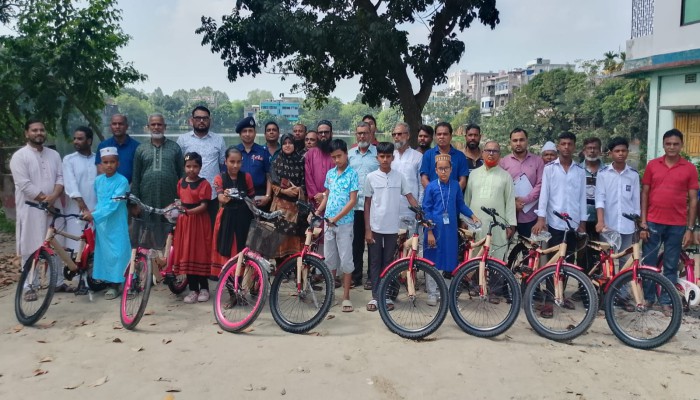 আদমদীঘিতে মেধাবী শিক্ষার্থীদের মাঝে বাইসাইকেল বিতরণ