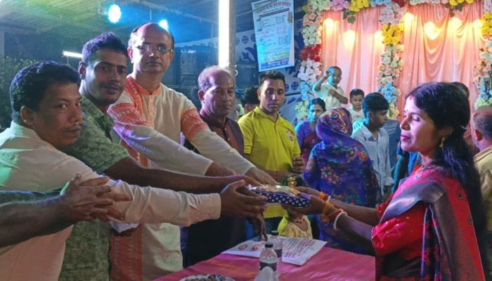 হিজলায় ১৪টি মন্দিরে পূজা উদযাপন কমিটির উদ্যোগে বস্ত্র বিতরণ