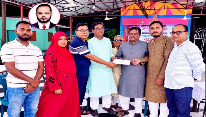 ভালুকায় ৬৮ পূজান্ডপে মোর্শেদ আলমের উপহার বিতরণ
