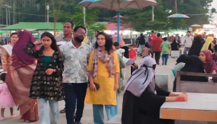 কাউখালীতে বেকুটিয়া সেতুর নিচের ডলফিন চত্বরে পর্যটকদের উপচে পড়া ভিড়