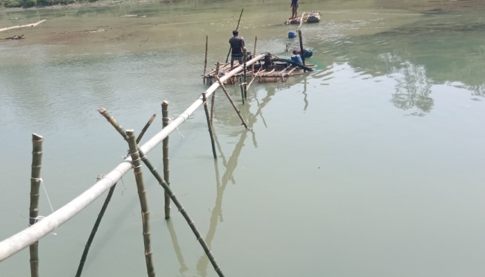 বদরগঞ্জে বিএনপি নেতার পরিচয়ে অ'র্ধ কোটি টাকার বালু উত্তলন অ'ভি'যো'গ