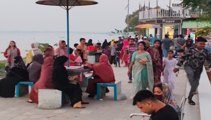 ছুটিতে দর্শনার্থীদের পদচারণায় মুখর কাউখালীর ডলফিন চত্বর