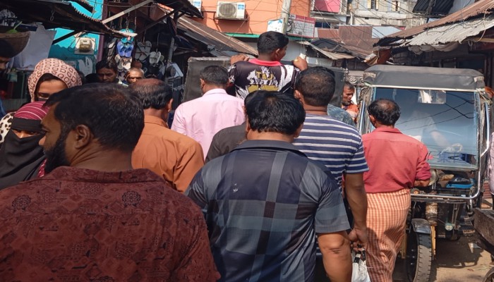 কাউখালী সাপ্তাহিক হাটে ফুটপাত ও সড়ক দখলের মহোৎসব: ভো'গা'ন্তি'তে হাজারো মানুষ