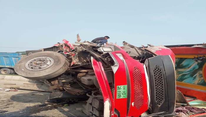 ব্রাহ্মণবাড়িয়ায় বাস-কাভার্ড ভ্যানের সং'ঘ'র্ষ; নি'হ'ত ২, আ'হ'ত ১২