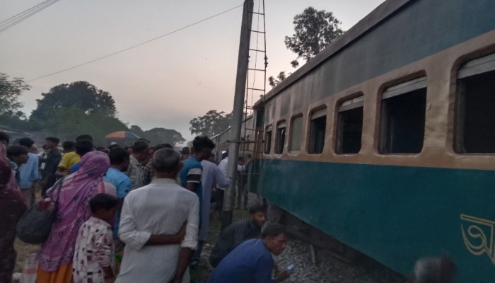 বদরগঞ্জে ট্রেন লাইনচু'ত্য, চরম দূ'র্ভো'গে যাত্রীরা