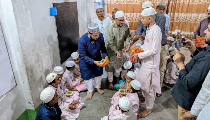 ২৮ অক্টোবরের শহীদদের স্মরণে ভাটারা থানা জামায়াতের দোয়া ও এতিমদের মাঝে খাবার বিতরণ