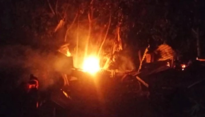 উজিরপুরে যুবদল কর্মী কাওসার হ'ত্যাকা'ন্ডে দুই আসামীর বাড়িতে অ'গ্নিসংযোগ