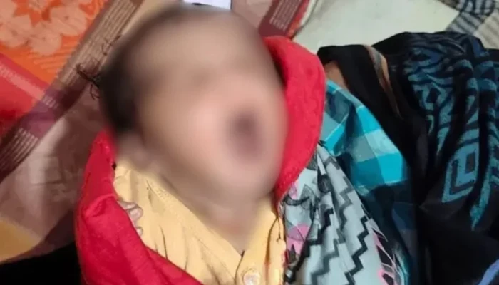 ঝোঁ'পঝা'ড়ে ফে'লে যাওয়া নবজাতককে দত্তক নিতে ১২৩ পরিবারের আবেদন