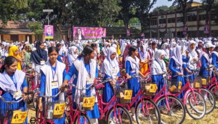 জাইমা রহমানের জন্মদিনে বগুড়ায় ৫৪৮ ছাত্রীকে বাইসাইকেল উপহার