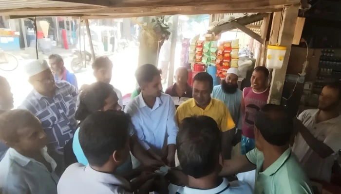 কুড়িয়ে পাওয়া ৮০ হাজার টাকা ফেরত দিতে মালিকের খোঁজে দুই বন্ধুর মাইকিং