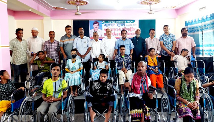 বীরগঞ্জে আজমল হক ফাউন্ডেশনের উদ্যোগে স্মৃতিচারণ ও প্রতিবন্ধীদের মাঝে হুইলচেয়ার বিতরণ