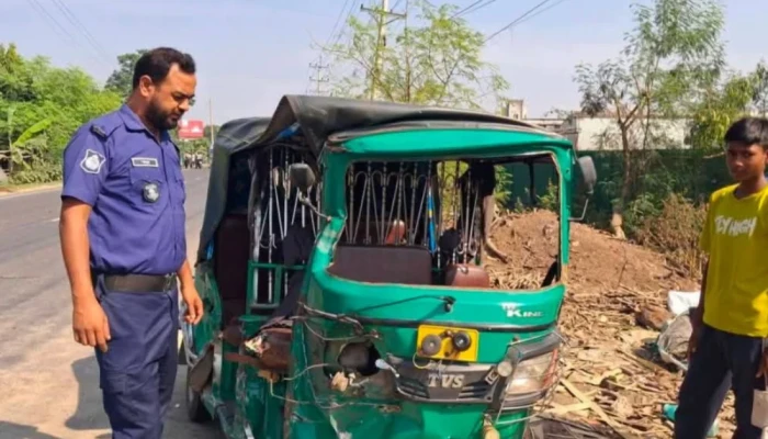 অটোরিকশায় কাভার্ড ভ্যানের ধা'ক্কায় ছাত্রদল নেতা নি'হত, স্ত্রীসহ আ'হত ৪