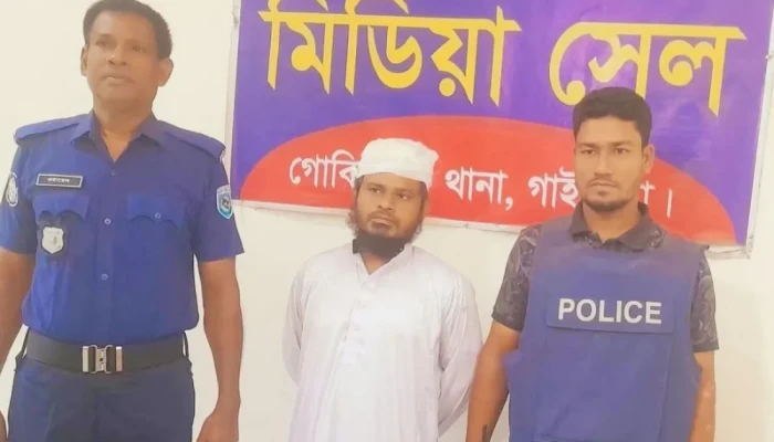 শিক্ষার্থীর মায়ের অ'শ্লীল ভিডিও ফেসবুকে ছড়িয়ে দেওয়ার হু'ম'কি, মাদ্রাসাশিক্ষককে গ'ণধো'লা'ই