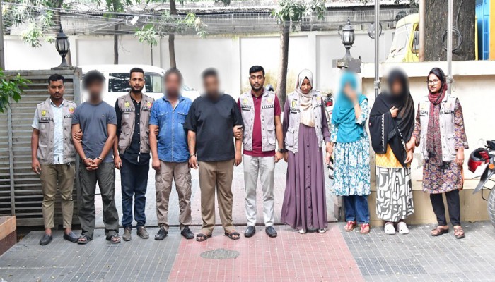 তুরাগ এলাকায় অভিযান চালিয়ে হানি ট্র্যা*প চক্রে*র পাঁচজনকে গ্রে*ফতার করেছে ডিএমপি গোয়েন্দা