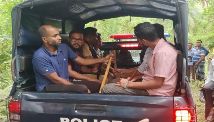 আওয়ামী লীগ নেতার বাড়িতে লহ্মী পূজার দাওয়াতে এসে সাতজন আ'ট'ক