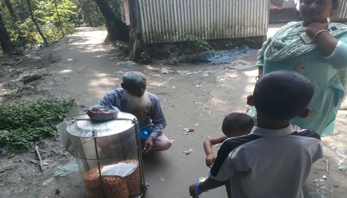 স্বল্প আয়েও কীভাবে সুখী জীবন কাটানো যায়, উদাহরণ সৃষ্টি করলেন কুমিল্লার খালেক মিয়া