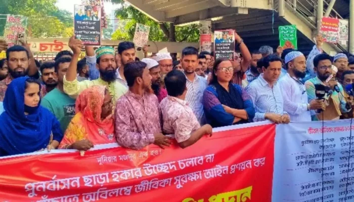 হকার উচ্ছেদ বন্ধের দাবি, গ্রে'প্তা'র করলে থানা ঘেরাওয়ের হুঁ'শি'য়ারি