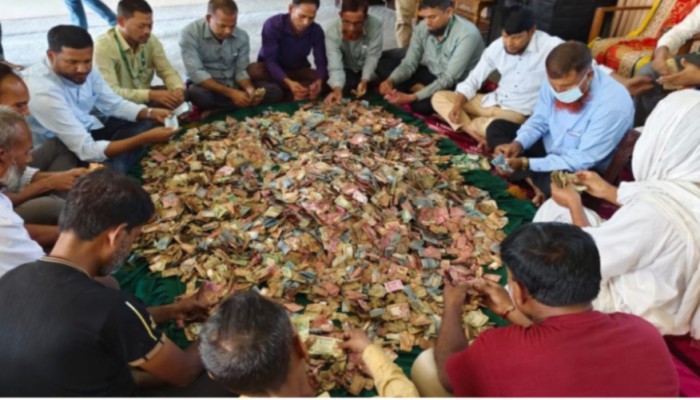 ১৫ দিনের ব্যবধানে খোলা হলো লালন মাজারের দানবক্স, পাওয়া গেল ৮ লক্ষ ২৭ হাজার ৪৫০ টাকা