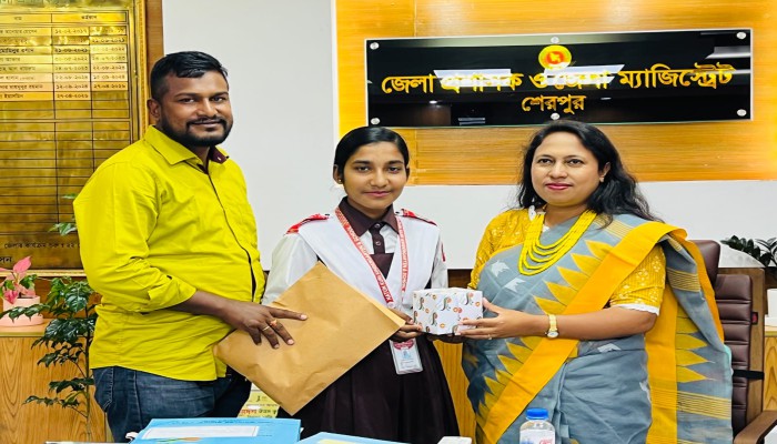 শেরপুরে স্কুল ছাত্রী রিশাকে দায়িত্ব ও ভবিষ্যতে ভালো কিছু করবে সেই প্রতিশ্রুতি দিয়ে পুরস্কার দেন জেলা প্রশাসক,
