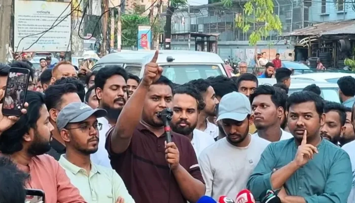প্রধানমন্ত্রীর আশপাশের লোকজনের পকেটে সবসময় ফিরতি ফ্লাইটের টিকিট থাকে: হাসনাত আবদুল্লাহ
