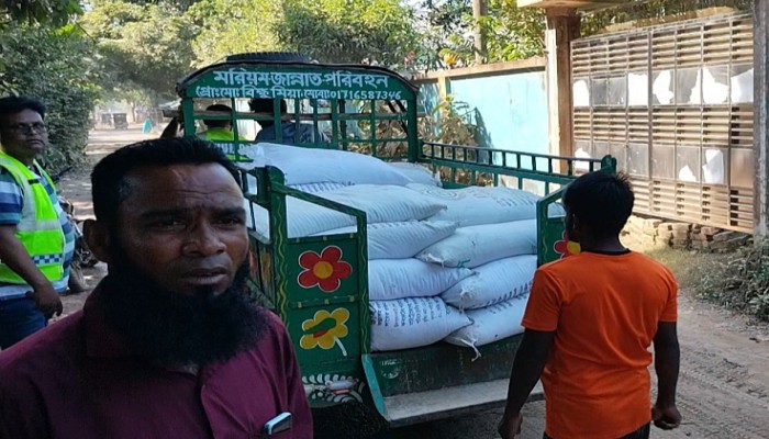 কেন্দুয়ায় কৃষকের সার পা'চা'র'কা'লে জ'ব্দ, চালক প'লা'ত'ক