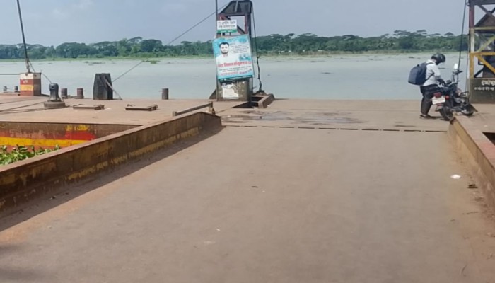 কাউখালীর আমরাজুরী সড়কে ফেরি চলাচল ব'ন্ধ: চরম দু'র্ভো'গে হাজারো যাত্রী, ঝুঁ'কি নিয়ে ট্রলার পারাপার