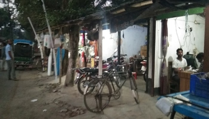 নাটোরের বড়াইগ্রামে প্রাচীন রামাগাড়ী কাচারীঘরের জমি অ'বৈ'ধ দখলের অ'ভি'যো'গ, বি'লু'প্তি'র পথে ঐতিহ্য