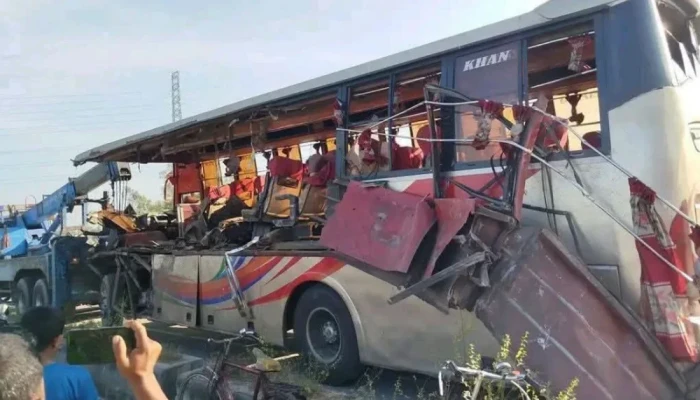 রংপুরে দাঁড়িয়ে থাকা ট্রাকে বাসের ধা'ক্কা, নি'হ'ত ৩