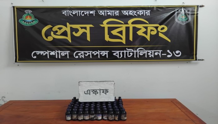 লালমনিরহাটে এসআরবি-১৩ এর মা'দ'ক'বি'রো'ধী অভিযানে ১২২ বোতল এবং ৪.৫ লিটার খোলা এসকাফ সিরাপসহ ছয়জন গ্রে'ফ'তা'র