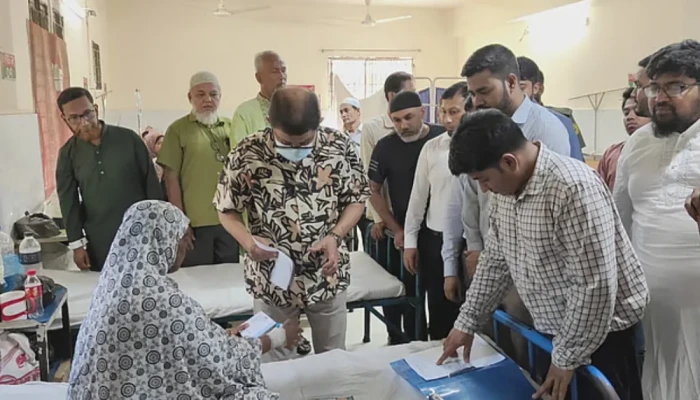 হঠাৎ হাসপাতালে স্বাস্থ্যমন্ত্রী, অনুপস্থিত ৫ চিকিৎসকের বিরুদ্ধে ব্যবস্থার নির্দেশ